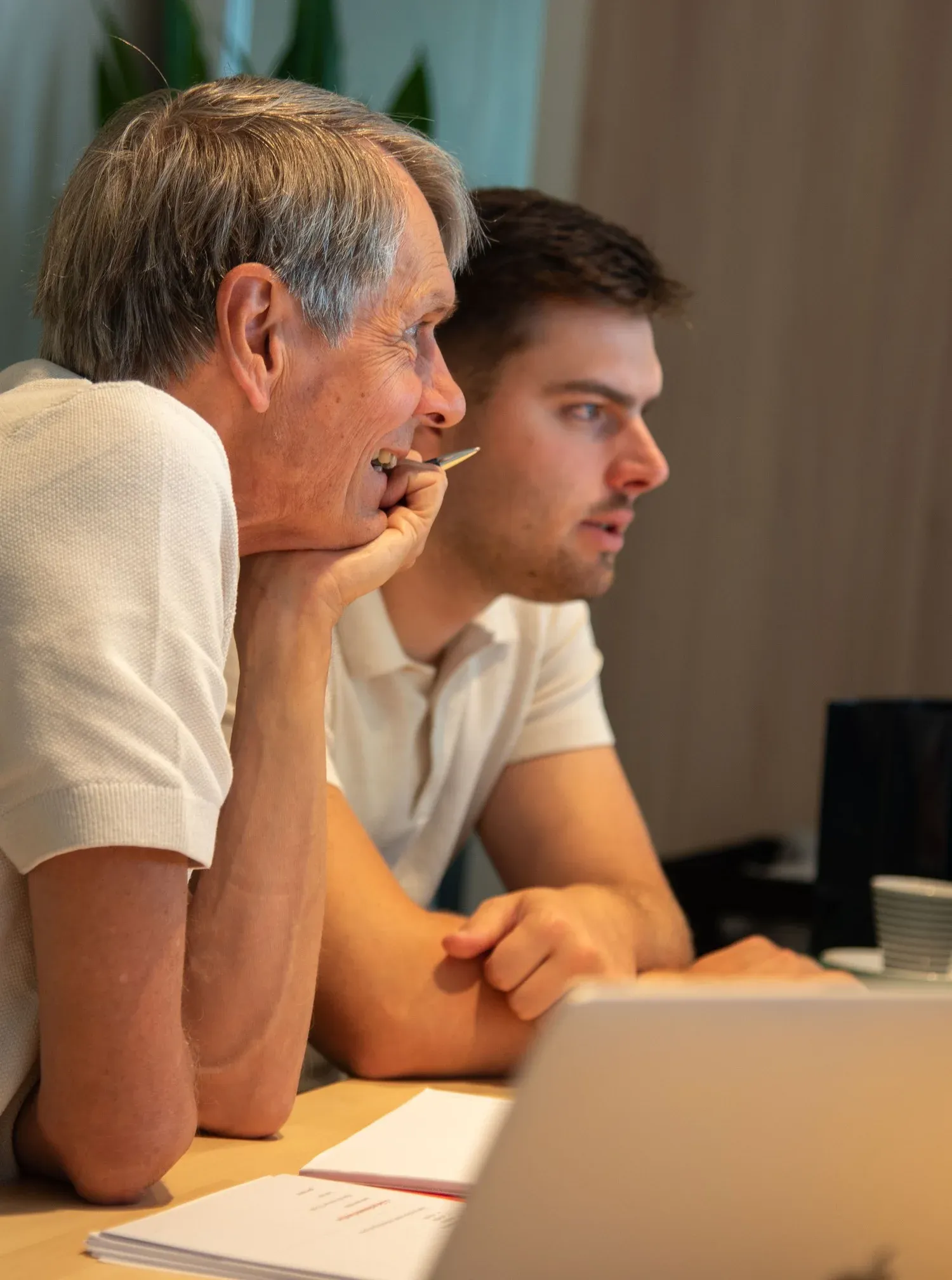 Walter Van Wouwe en een collega bekijken samen een analyse