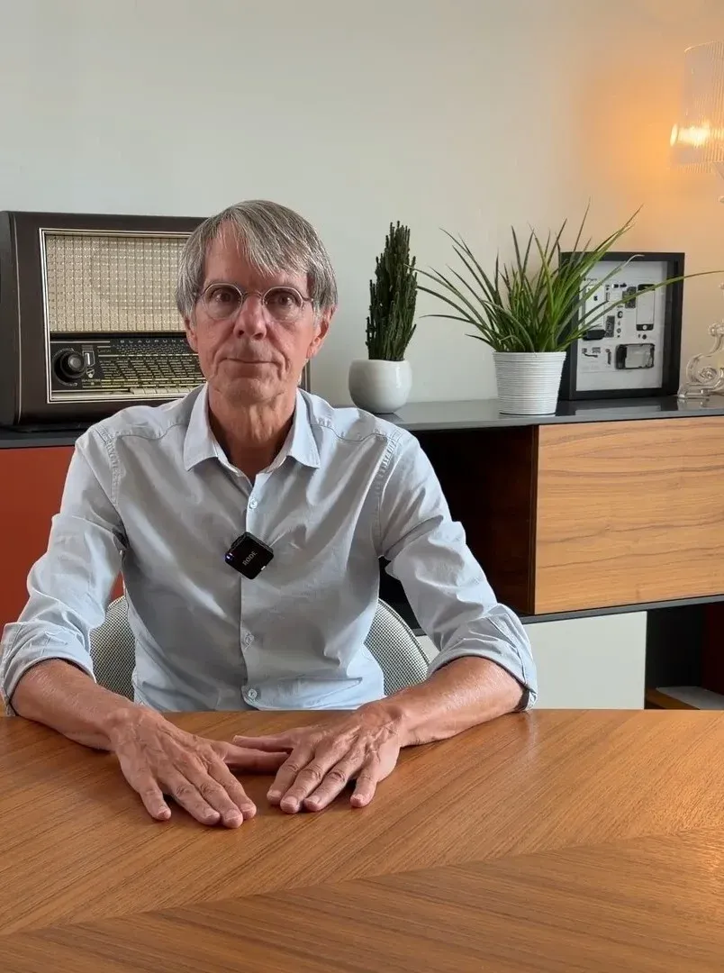 Walter Van Wouwe aan tafel tijdens een workshop