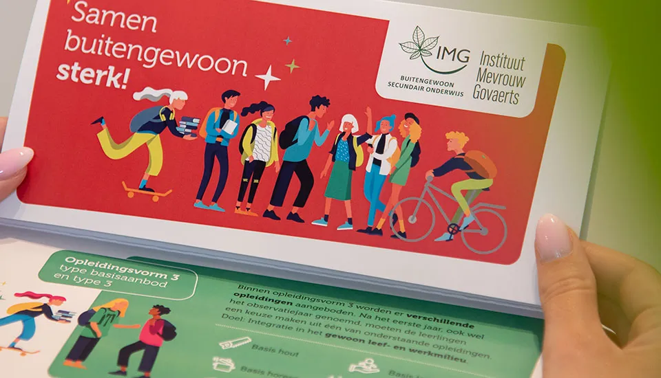 Flyer van Instituut Mevrouw Govaerts met de titel Samen buitengewoon sterk en een getekende groep jongeren