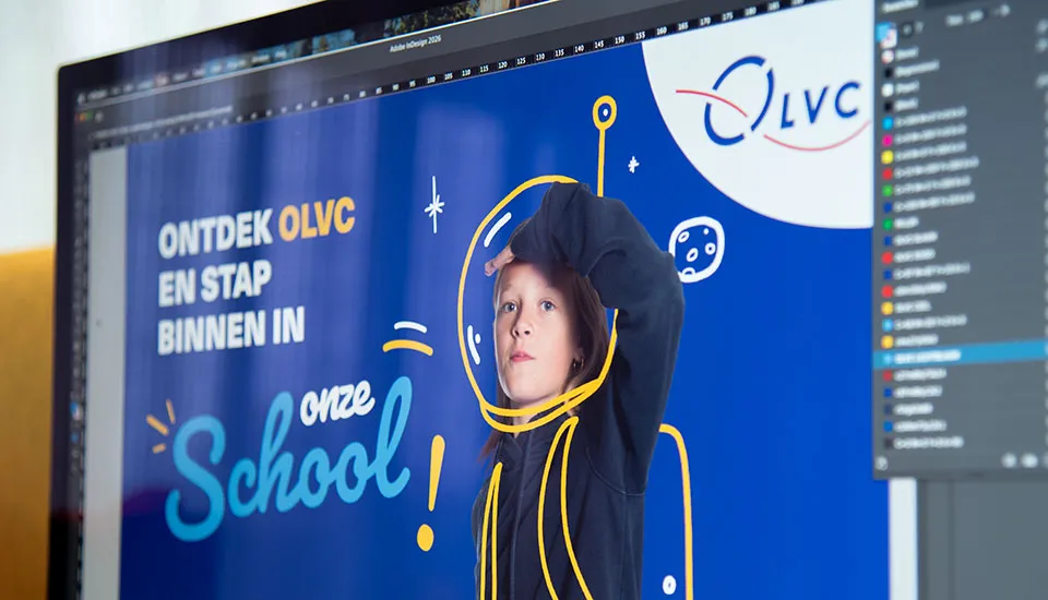 Campagnebeeld voor OLVC op een scherm, met een leerling als astronaut en de tekst Ontdek OLVC en stap binnen in onze school